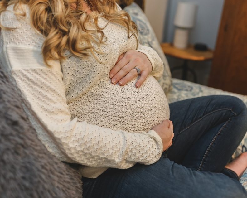 Utiliser un coussin de grossesse pour bénéficier de plus de confort